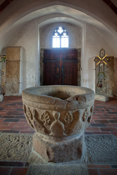 Innenansicht der Kirche mit Taufstein